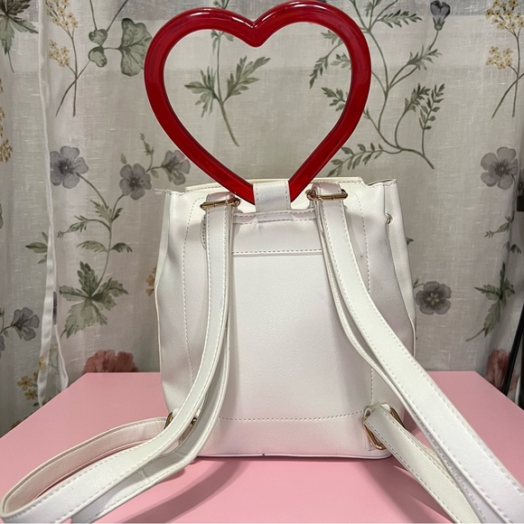 WHITE DRAWSTRING HEART BUCKET BACKPACK - Picture 2 of 3